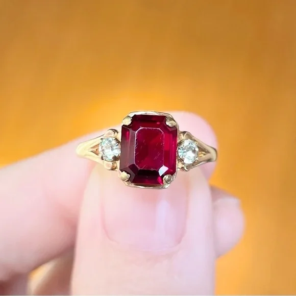 10K Vintage PSCO Red Glass Rhinestone dark red garnet emerald cut statement ring - Picture 5 of 11